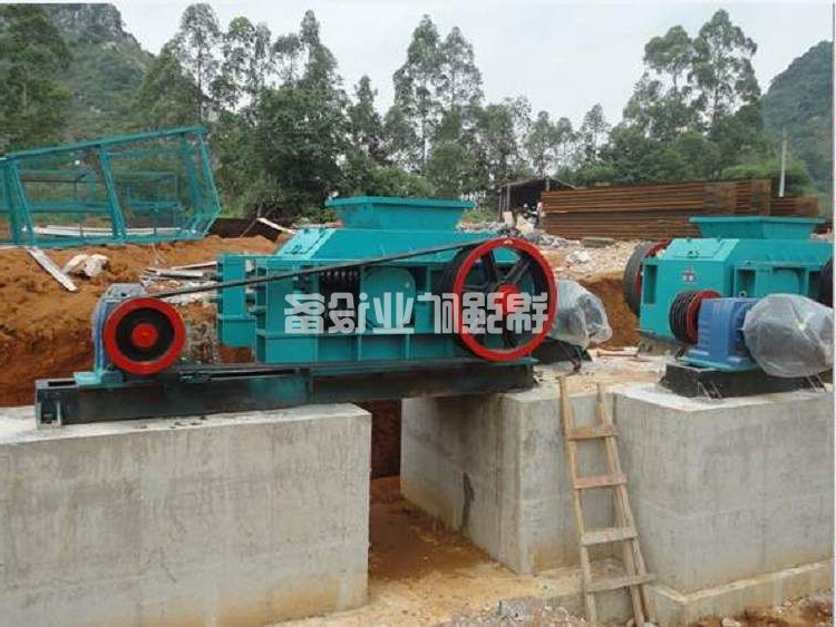 对辊制砂机(图4) 对辊制砂机(图4)